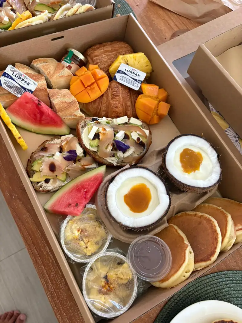 Brunch box Brunch Moris livrée à domicile à l'Île Maurice avec fruits frais et bowls coco