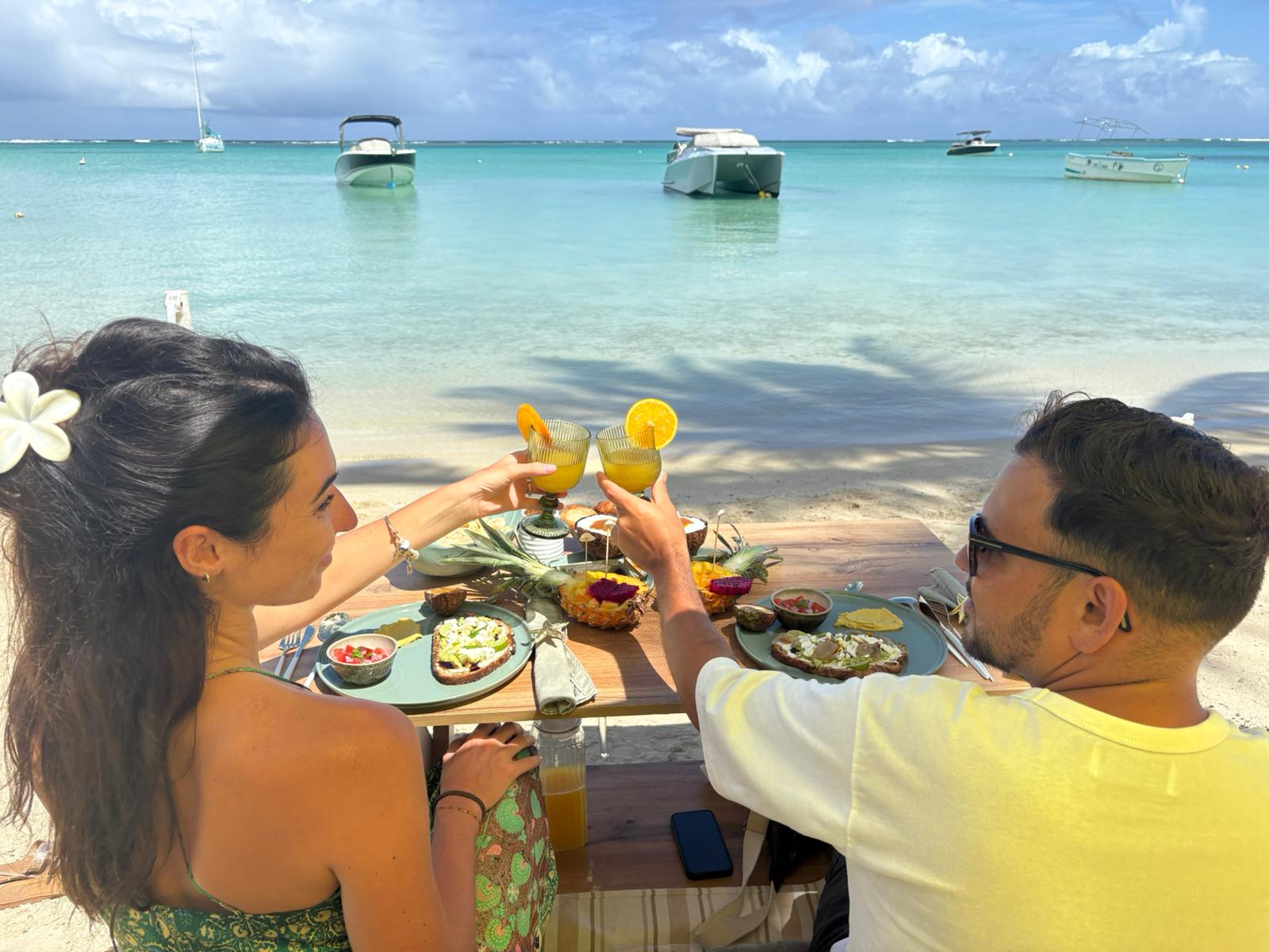 Brunch plage Île Maurice — expérience gastronomique face à l'océan