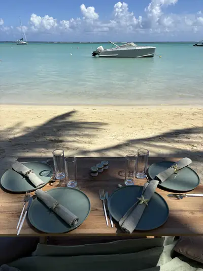 Table dressée face au lagon sur une plage du nord de l'Île Maurice pour un brunch en lune de miel